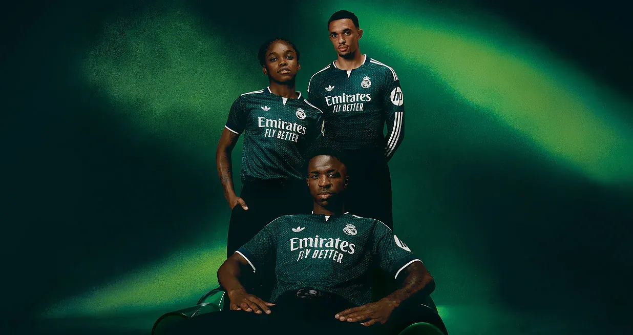 Trois joueurs du Real Madrid en maillot vert foncé adidas